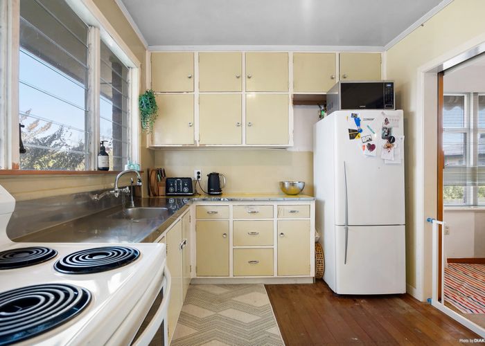  at 8 Kelvin Place, Hamilton East, Hamilton