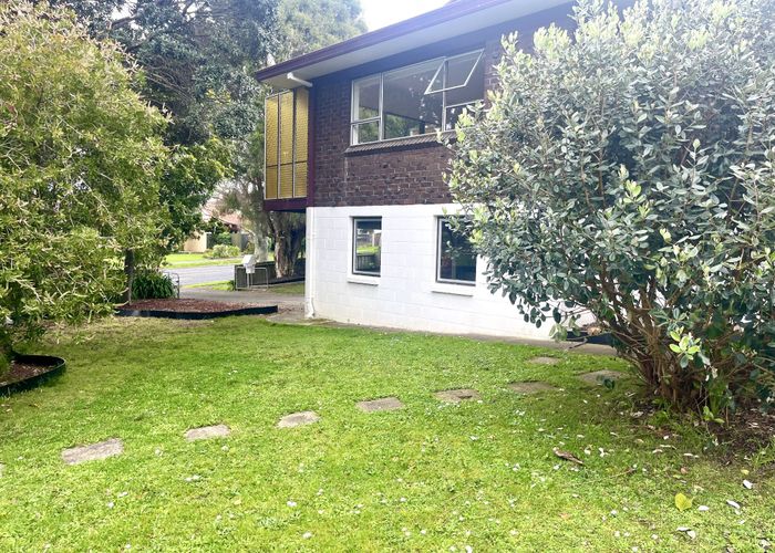  at 1/1 Bramley Drive, Farm Cove, Manukau City, Auckland