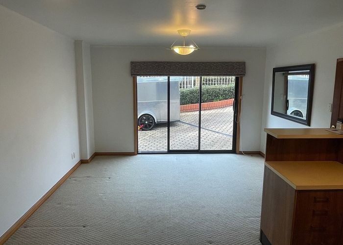  at 8 Francis Curtis Avenue, Blockhouse Bay, Auckland