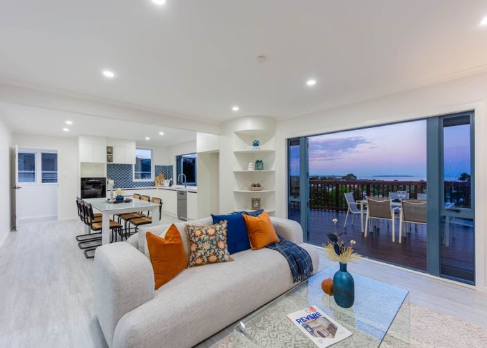  at 1/547 East Coast Road, Browns Bay, North Shore City, Auckland