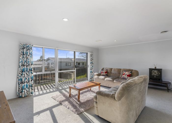  at 8 Constance Place, Clover Park, Auckland