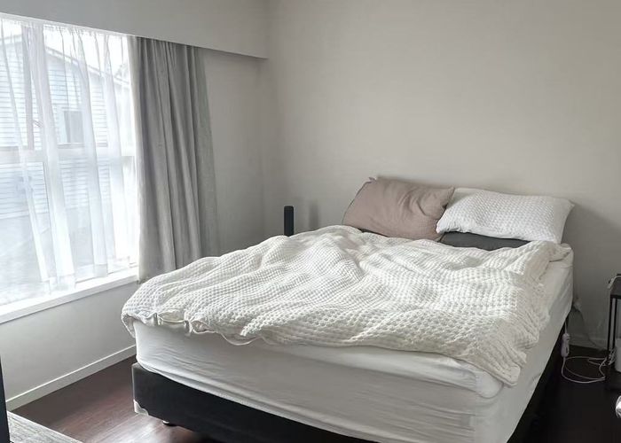  at 2/581 East Coast Rd, Albany, North Shore City, Auckland