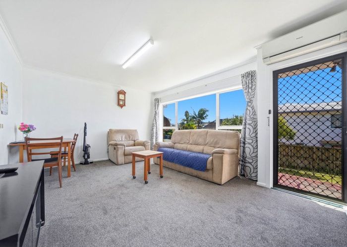  at 2/270 East Coast Road, Forrest Hill, North Shore City, Auckland