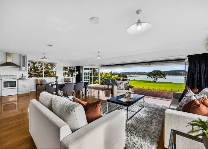  at 70 Kiwi Esplanade, Mangere Bridge, Manukau City, Auckland