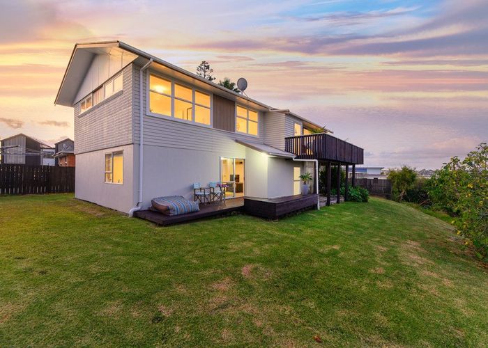  at 33 Dawnhaven Drive, Te Atatu Peninsula, Auckland