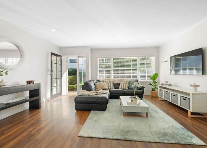  at 2/202 Fisher Parade, Farm Cove, Manukau City, Auckland
