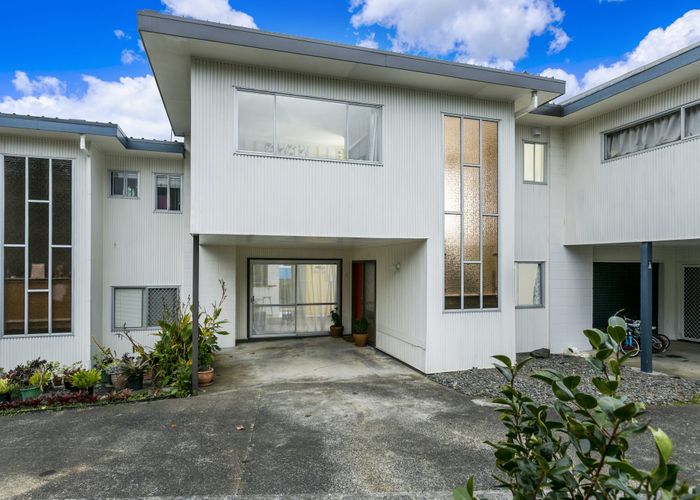  at 2/4 Coronation Road, Glenfield, Auckland