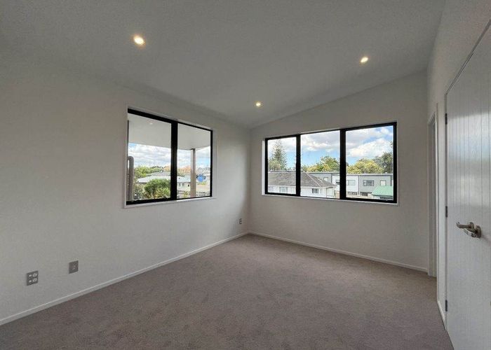  at 8/18 Sylvan Crescent, Te Atatu South, Waitakere City, Auckland