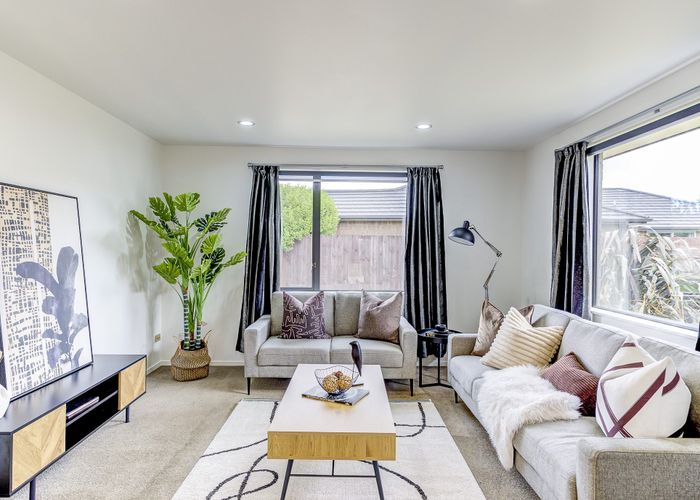  at 82 Barrington Drive, Huntington, Hamilton
