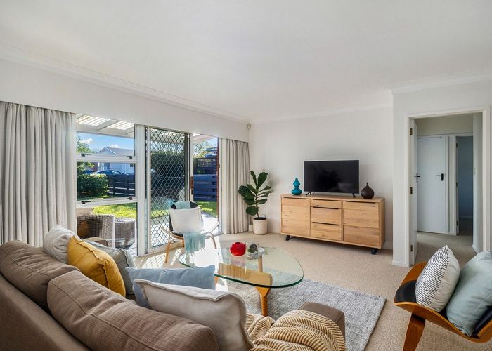  at 2/17 Woodward Road, Mount Albert, Auckland