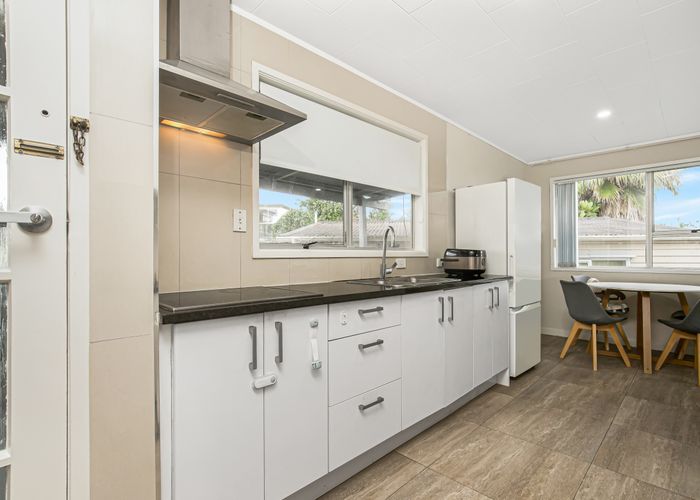  at 2 Aria Place, Clover Park, Auckland