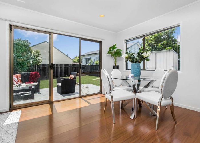  at 2/327 Bucklands Beach Road, Bucklands Beach, Manukau City, Auckland
