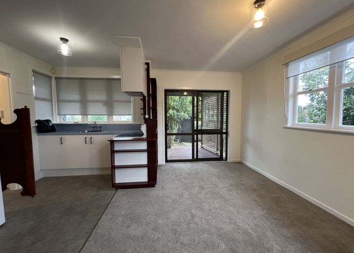  at 42 Kawiti Avenue, Point England, Auckland