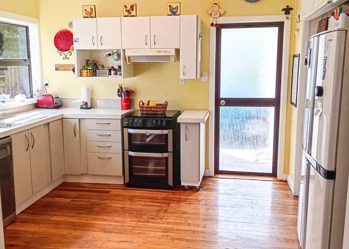  at 28 Shakespeare Road, Bastia Hill, Whanganui