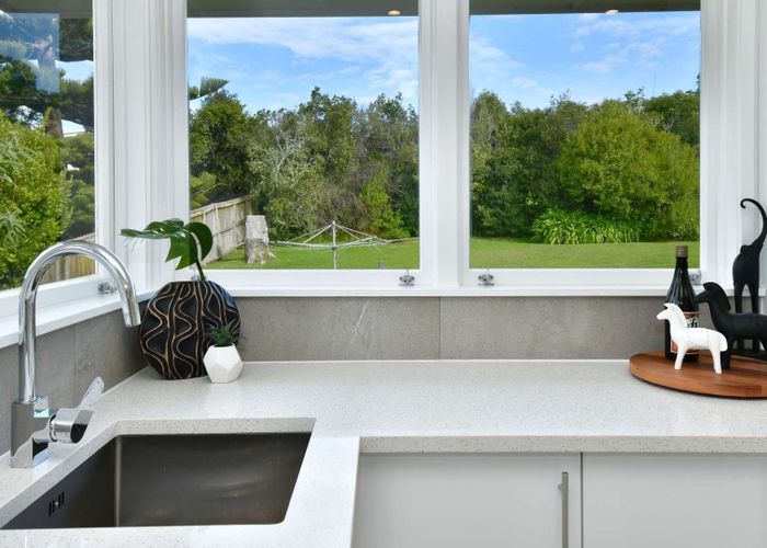  at 2/5 Margaret Place, Milford, Auckland