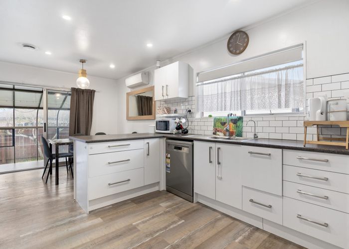  at 2/17 Poinsettia Place, Henderson, Waitakere City, Auckland