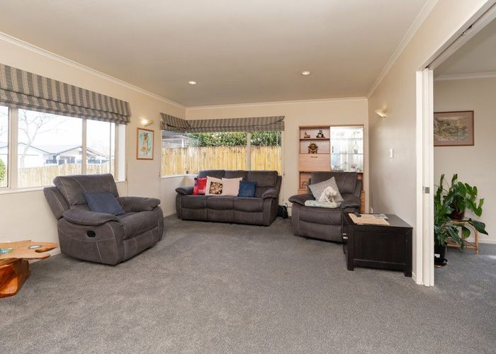  at 9 Bouverie Crescent, Flagstaff, Hamilton