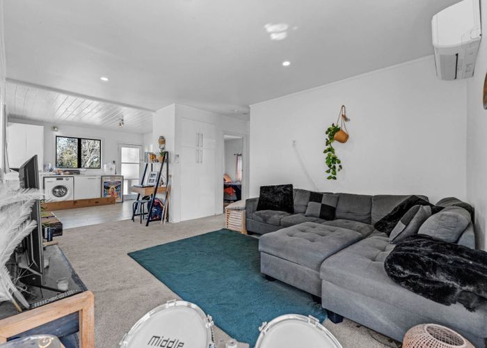  at 82 Browns Bay Road, Rothesay Bay, Auckland