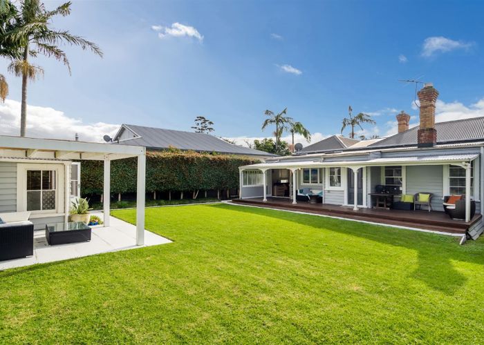  at 9 Waterview Road, Stanley Point, Auckland