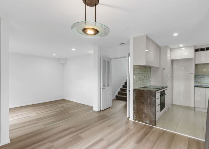  at 1/11 Bronzewing Terrace, Unsworth Heights, Auckland