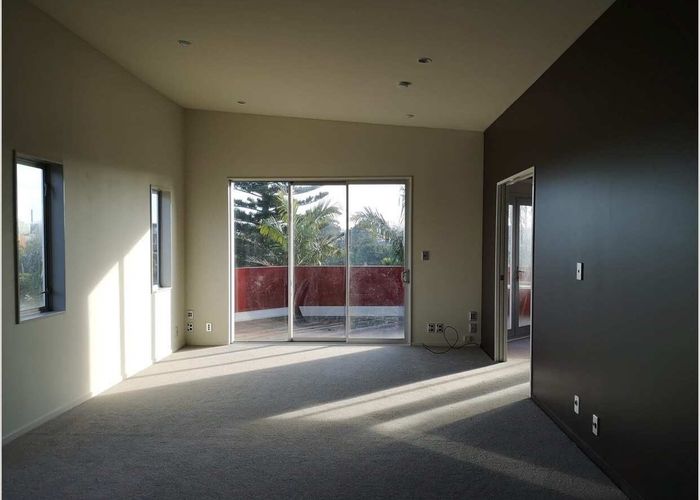  at 657 Beach Rd, Rothesay Bay, North Shore City, Auckland