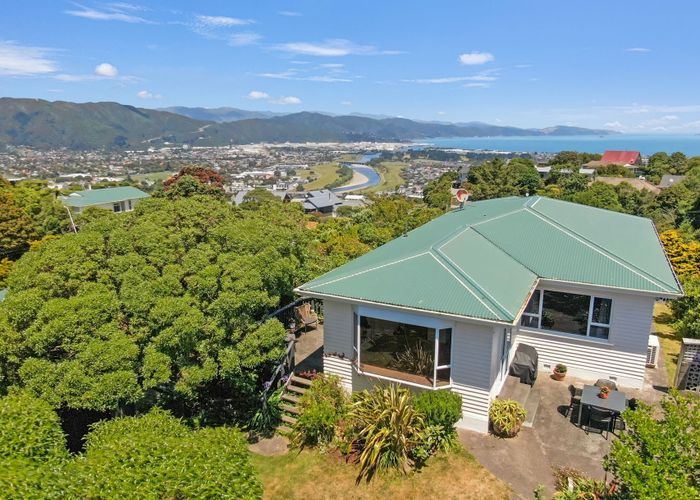  at 4 Pekanga Road, Normandale, Lower Hutt, Wellington