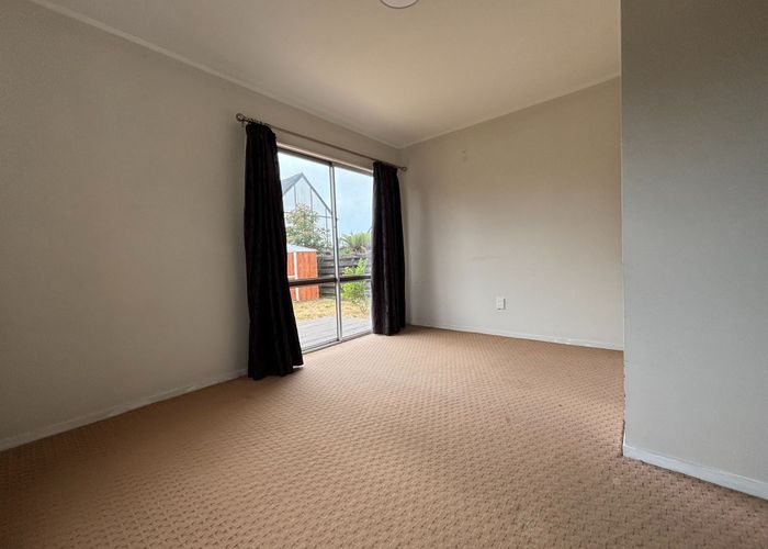  at 2/21 Challen Cl, Conifer Grove, Papakura, Auckland
