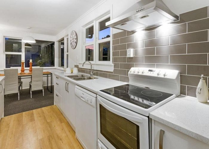  at 2/14 Selwyn Crescent, Forrest Hill, North Shore City, Auckland