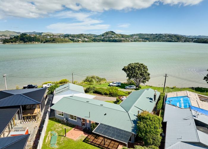  at 19 Motukaraka Point, Pauatahanui