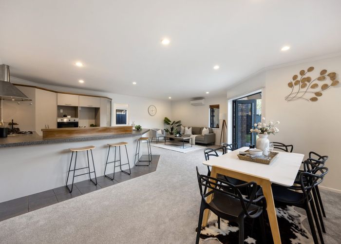  at 33 Ravenscourt Place, Huntington, Hamilton