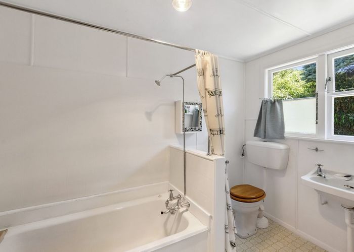  at 18 Dell Road, Raumati South, Paraparaumu