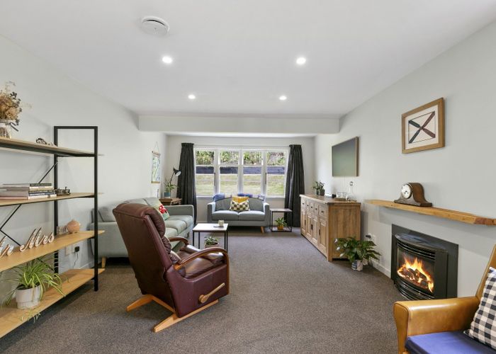  at 38 Lyndhurst Road, Tawa, Wellington