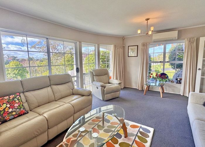  at 6 Mosman Place, Chatswood, Auckland