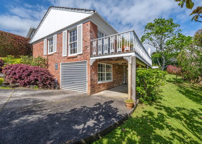 at 8 Pleasant Place, Mellons Bay, Manukau City, Auckland