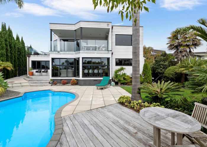  at 2/28 Beechwood Road, Rothesay Bay, Auckland