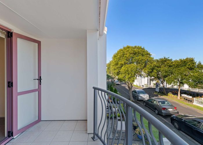  at 32 Winery Way, Henderson, Auckland