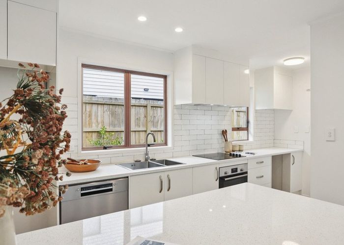  at 2/100 Royal Road, Massey, Waitakere City, Auckland