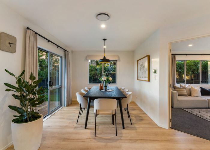  at 8 Wilmington Place, Forrest Hill, Auckland