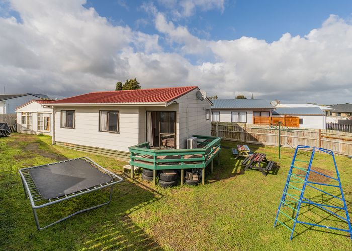  at 2/14 Hatherley Place, Clendon Park, Auckland