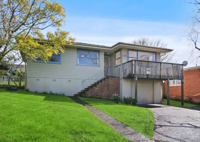  at 8 Normanton Street, Glenfield, North Shore City, Auckland