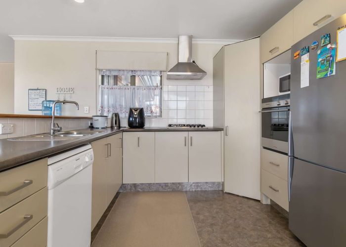  at 24 Finchley Place, Hamilton East, Hamilton