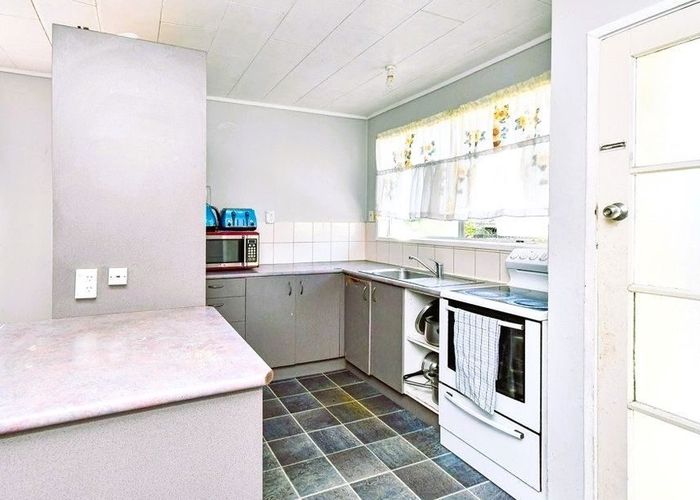  at 8 Staverton Crescent, Mangere, Auckland