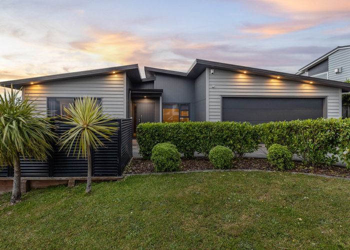  at 154 Endeavour Drive, Whitby, Porirua