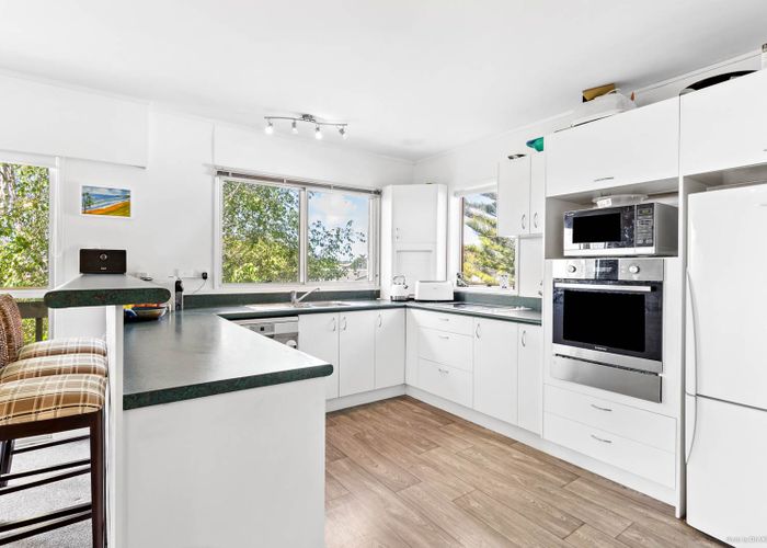  at 5 Sartors Avenue, Northcross, Auckland