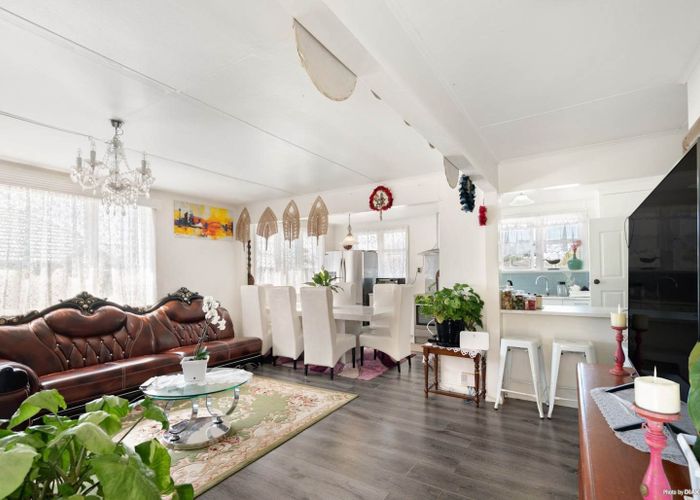  at 152 Pilkington Road, Point England, Auckland