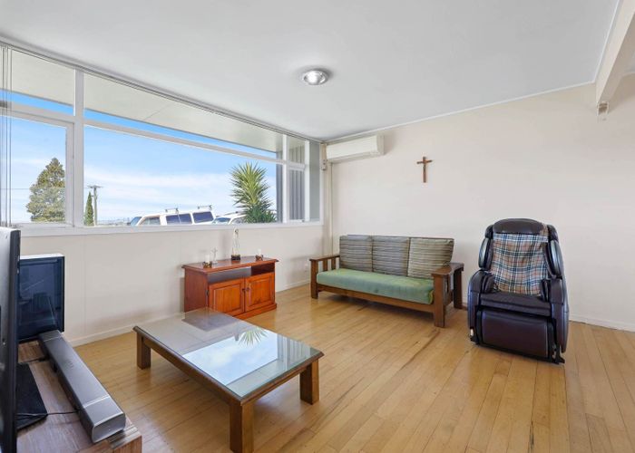  at 118 Sunset Road, Unsworth Heights, North Shore City, Auckland