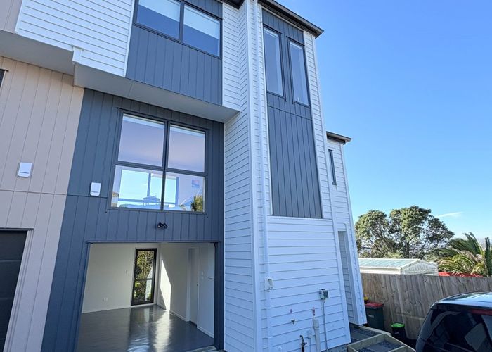  at 27D Te Atatu Road, Te Atatu South, Waitakere City, Auckland