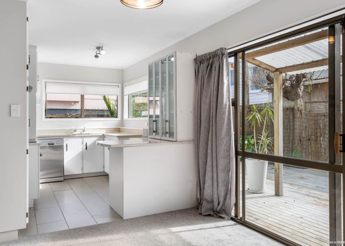  at 2/72 Onewa Road, Northcote Point, Auckland