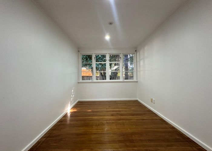  at 34 Ropata Avenue, Point England, Auckland