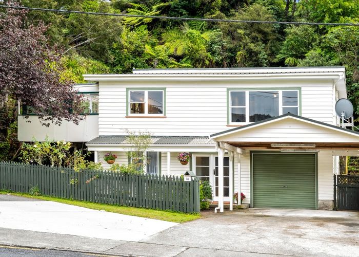 Free property data for 18 Pinehaven Road, Pinehaven, Upper Hutt homes
